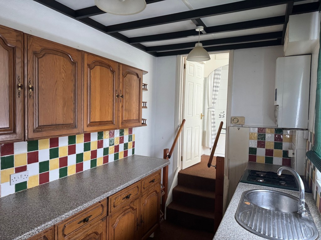Lot: 91 - TOWN-CENTRE FLAT WITH PRIVATE ACCESS FOR INVESTMENT OR OCCUPATION - Kitchen